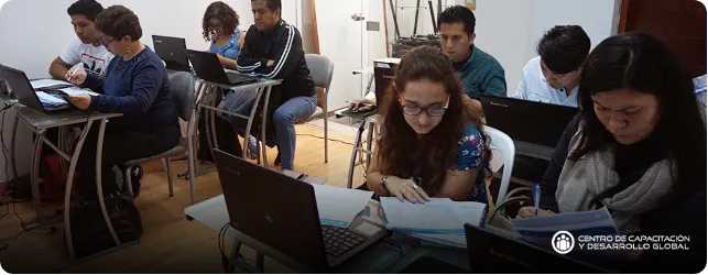 personas reunidas en clases