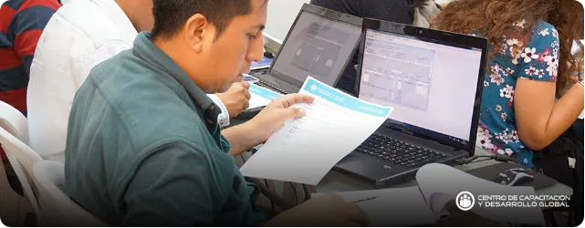 personas reunidas en clases