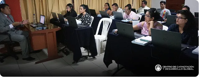 personas reunidas en clases