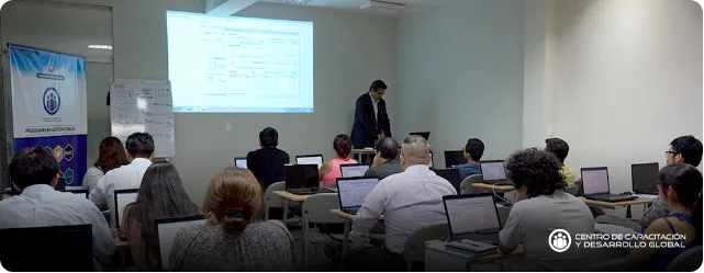 personas reunidas en clases