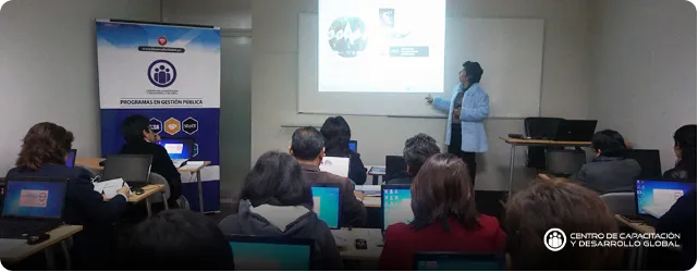 personas reunidas en clases